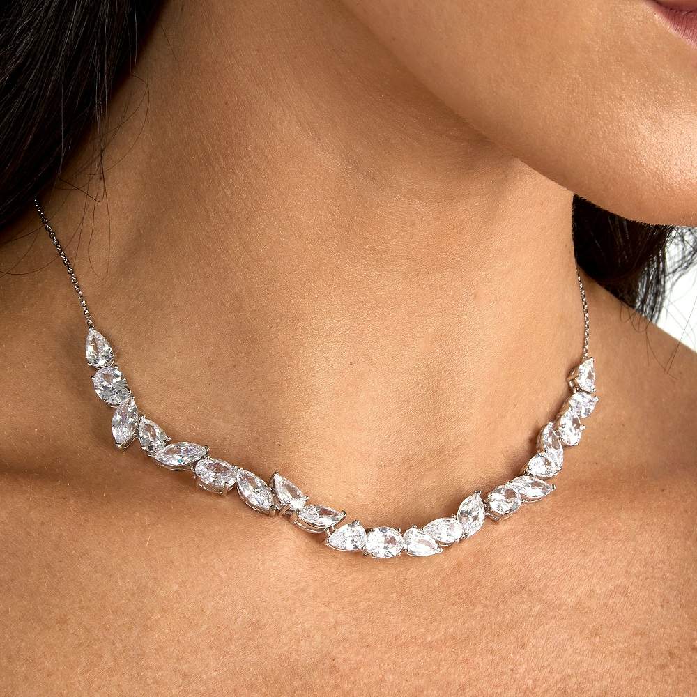 Colier Morellato Riflessi din argint 925 rodiat cu diamante CZ albe claritate AAAAA in taieturi diferite,la gatul unui model feminin elegant