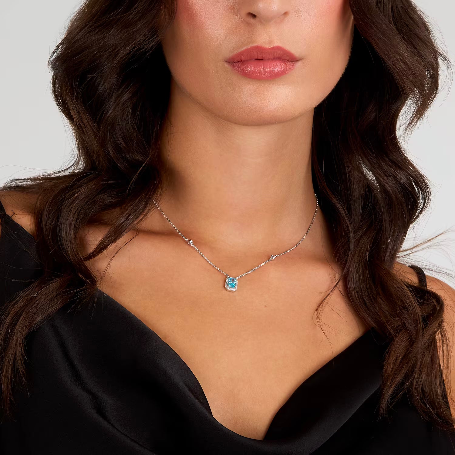 colier din argint 925 rodiat brand morellato cu pandantiv acvamarin si halo de diamante cz purtat la gat