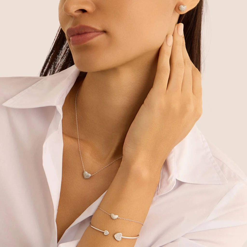 colier din argint 925 rodiat cu inima in diamante cz albe montate pave purtat la gat imagine de ansamblu