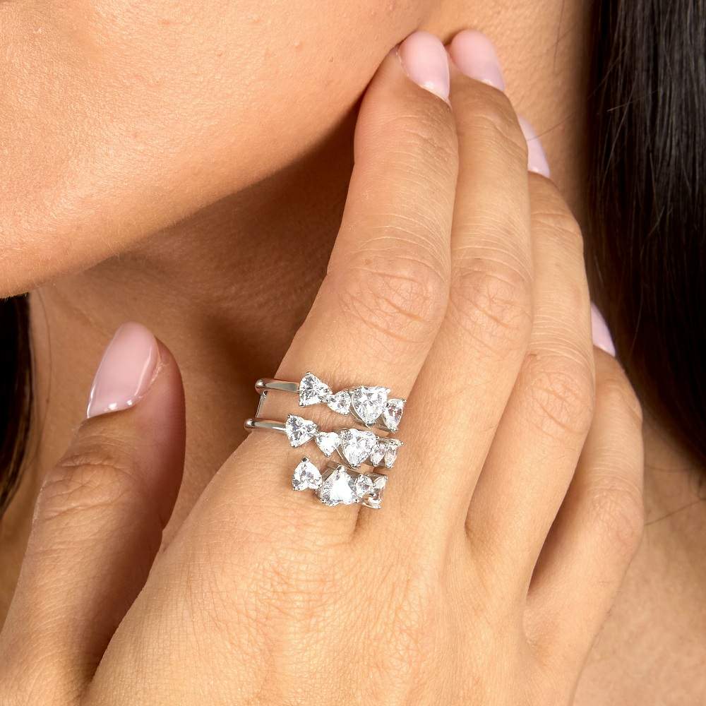 Inel Morellato Riflessi din argint 925 rodiat cu diamante CZ albe claritate AAAAA, la mana unui model feminin elegant