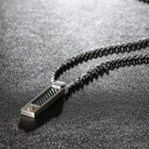 Detaliu colier bărbătesc Maserati Iconic, cu logo Maserati auriu pe placă argintie și finisaj negru elegant
