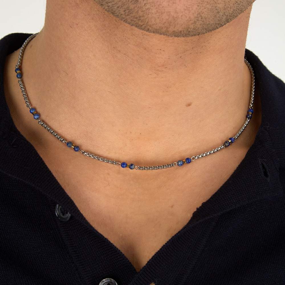 Lant masculin Morellato Terra import Italia cu lapis lazuli la gatul unui model masculin