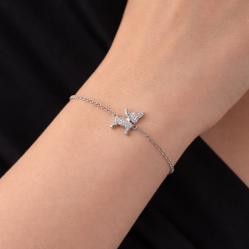 Bratara fina din argint 925 rodiat cu pandantiv in forma de catelus batut in diamante CZ micropave, colectia Lasardo Gioielli, la mana