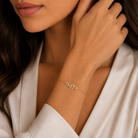 bratara din argint 925 rodiat rose gold cu cheia sol cu diamante cz albe la mana unui model feminin elegant