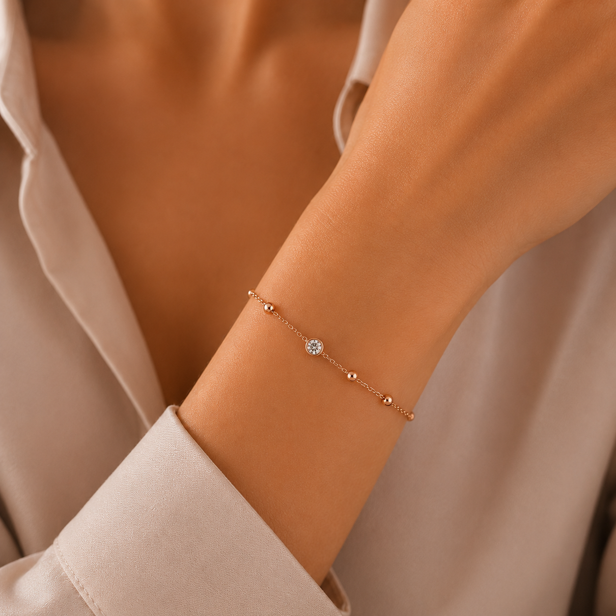 Detaliu macro la incheietura mainii purtand bratara subtire rose gold cu cristale rotunde in montura bezel si extensie cu inchidere carabina.