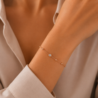 Detaliu macro la incheietura mainii purtand bratara subtire rose gold cu cristale rotunde in montura bezel si extensie cu inchidere carabina.