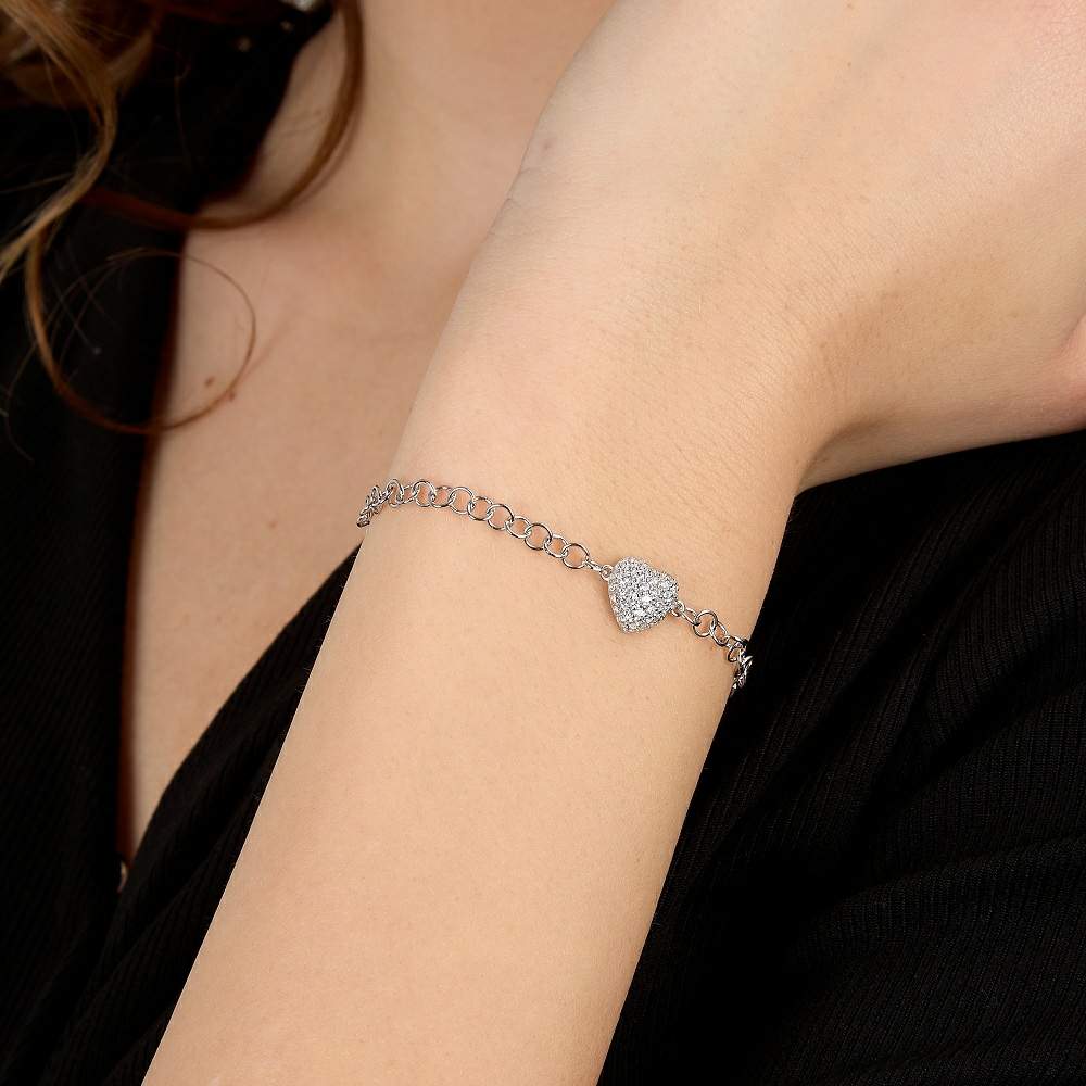 Bratara Morellato Nobile din argint 925 rodiat cu inima si diamante CZ la mana unui model feminin elegant