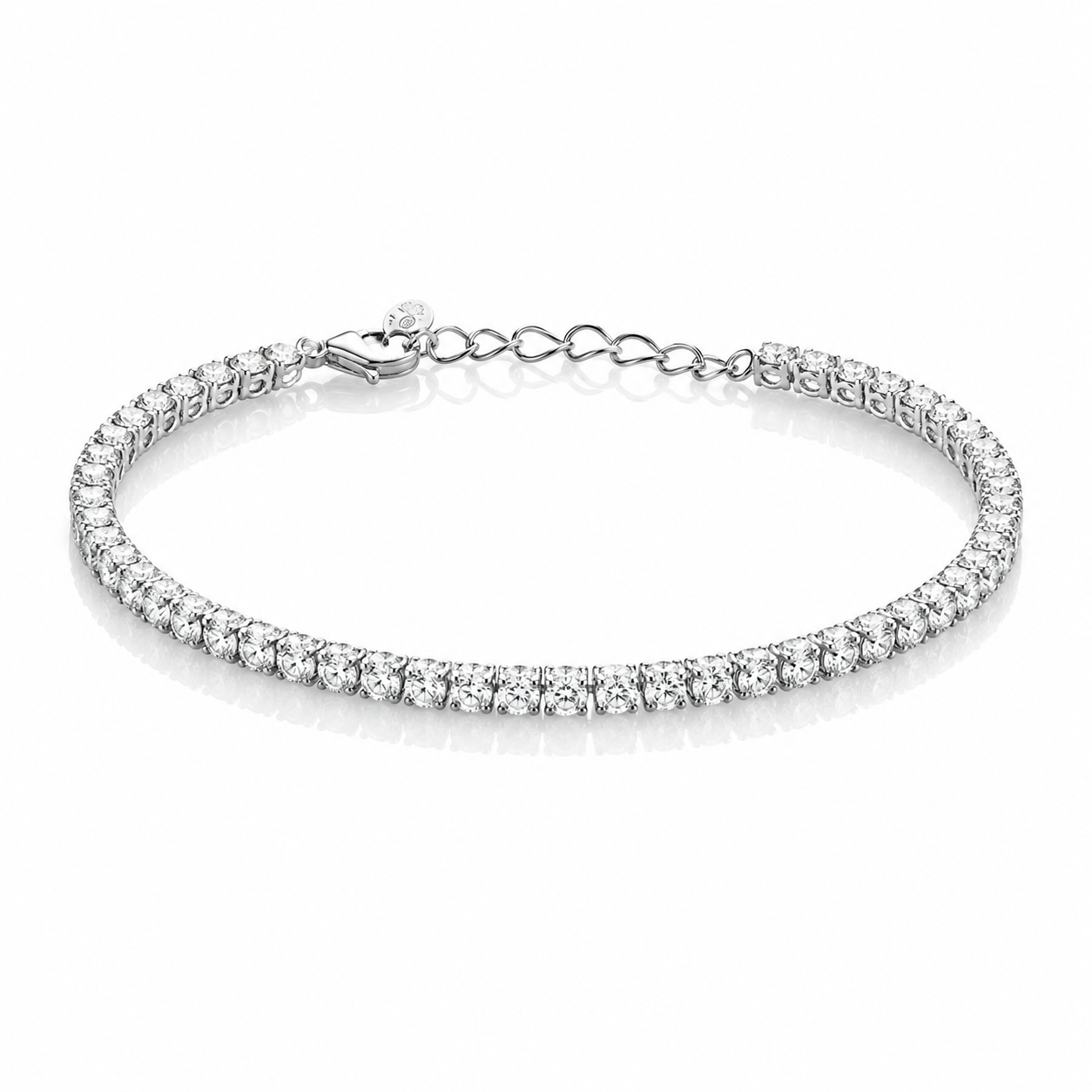 Plan apropiat macro ce surprinde prinderea individuala in gherute din argint alb a diamantelor CZ albe de 3 mm si articulatiile fluide ale bratarii.