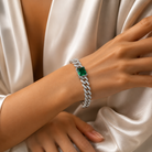bratara din argint 925 rodiat cu smarald dreptunghiular si diamante cz albe  la mana unui model feminin elegant