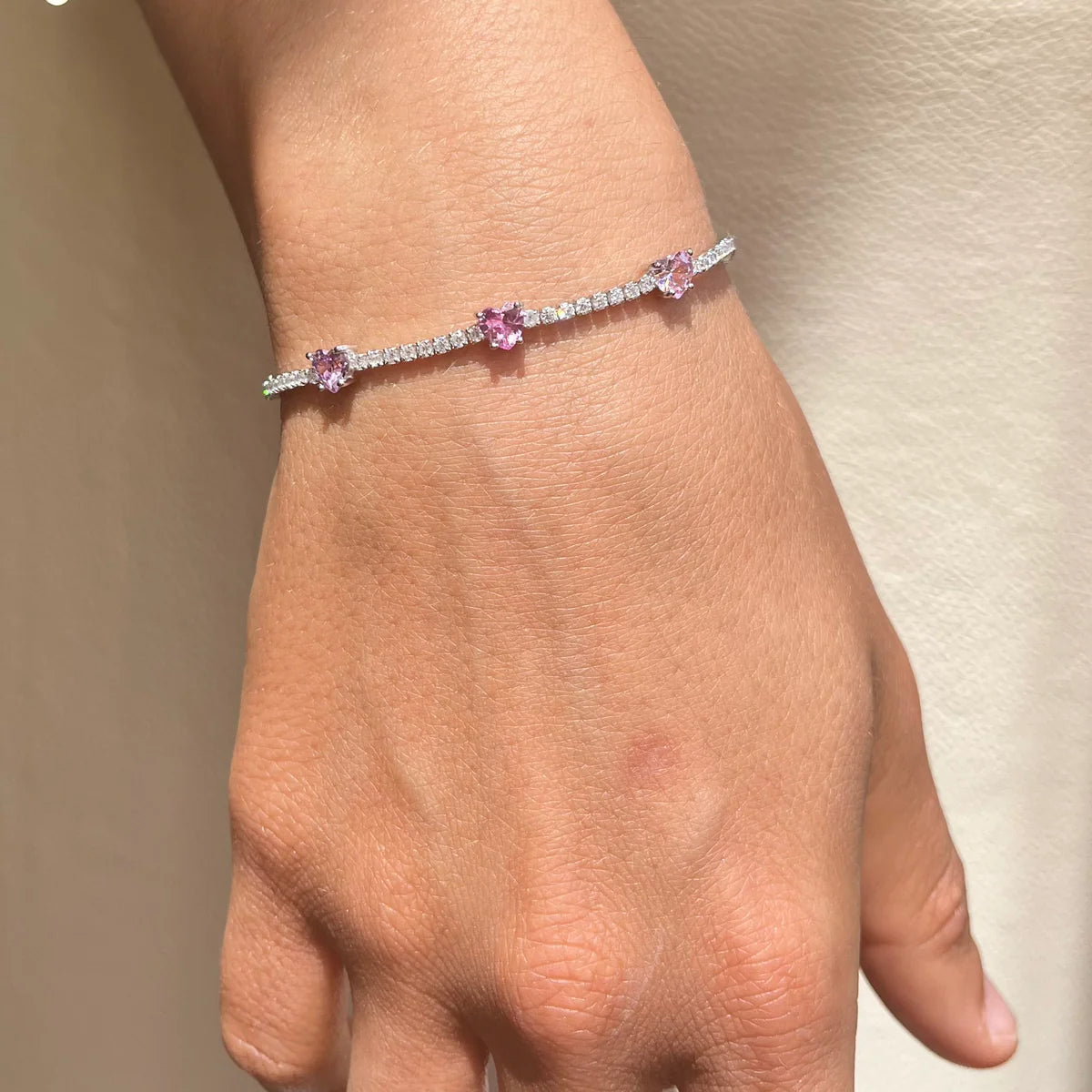 bratara tennis din argint 925 rodiat cu diamante  cz albe si 3 diamante cz roz in forma de inima