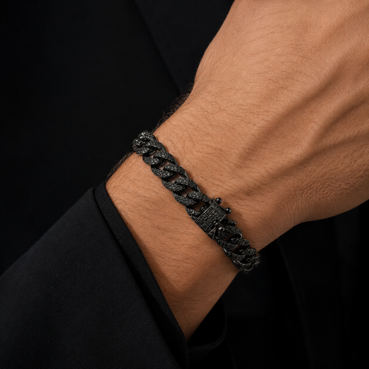  Detaliu la incheietura mainii barbatesti purtand bratara statement de 10 mm tip Cuban din argint cu finisaj intunecat de rodiu negru si pietre stralucitoare.