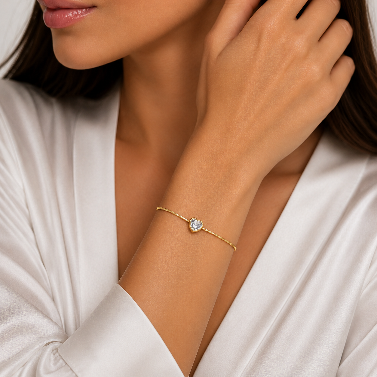 bratara think positive din otel inoidabil 16L hipoalergenic placat cu rodiu auriu inima cristal la mana unui model feminin elegant