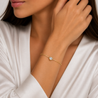 bratara think positive din otel inoidabil 16L hipoalergenic placat cu rodiu auriu inima cristal la mana unui model feminin elegant