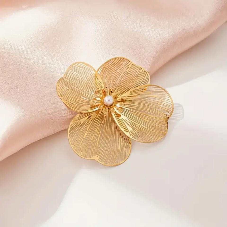 brosa aurie in forma de floare 