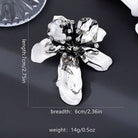 dimensiuni pentru Brosa mare din metal argintiu in forma de floare sculpturala cu petale lucioase, pistil negru si cristale albe