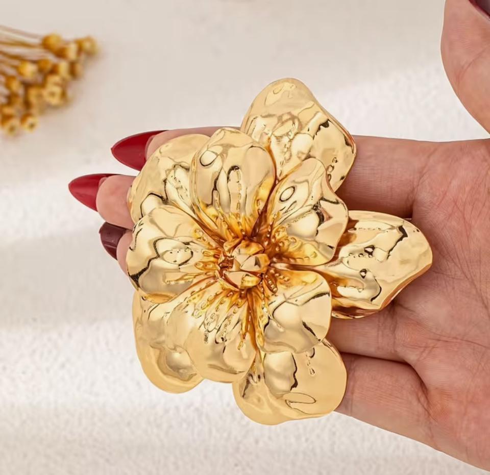  Brosa eleganta in forma de floare aurie de mari dimensiuni, cu petale sculpturale lucioas