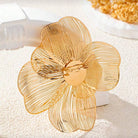 brosa floare mare aurie cu perla vedere spate inchidere cu ac de siguranta