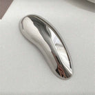 Zoom pe finisajul impecabil tip oglinda si curbele fluide ale brosei statement Liquid Silver