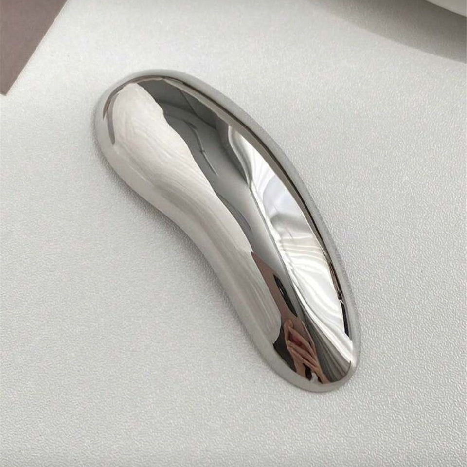 Zoom pe finisajul impecabil tip oglinda si curbele fluide ale brosei statement Liquid Silver