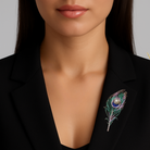 brosa eleganta pana de paun cu cristale multicolore si perla de cultura prinsa la rever