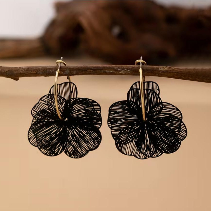 cerceii mari de tip tortita cu floare neagra