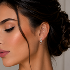 close up cu Model feminin purtand cerceii mici in forma de cheia sol din argint rodiat, evidentiind proportiile fine de 1 cm pe lobul urechii
