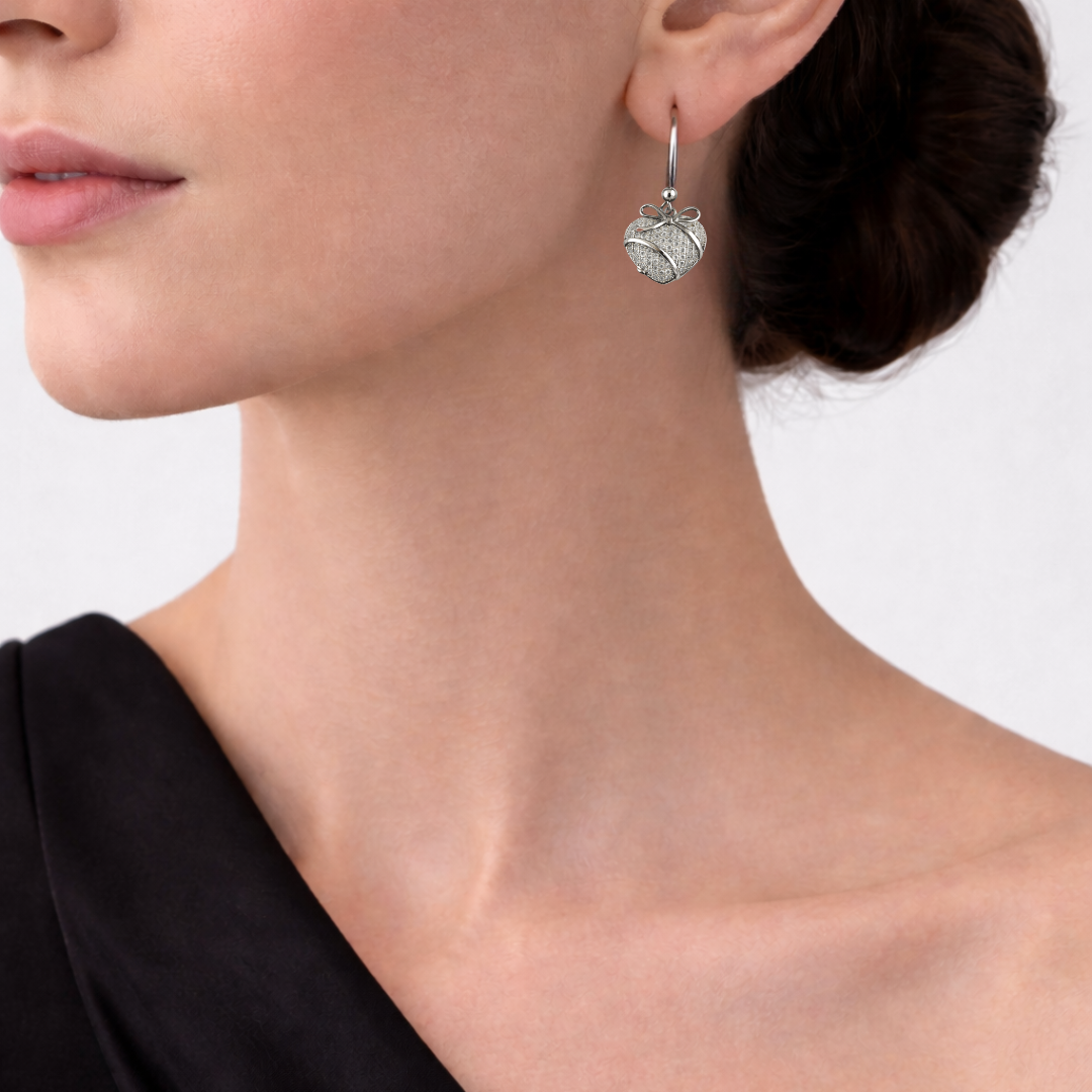 Cercei eleganti din argint 925 rodiat in forma de inima batuta in cristale CZ micropave, cu detaliu fundita, design italian, la ureche