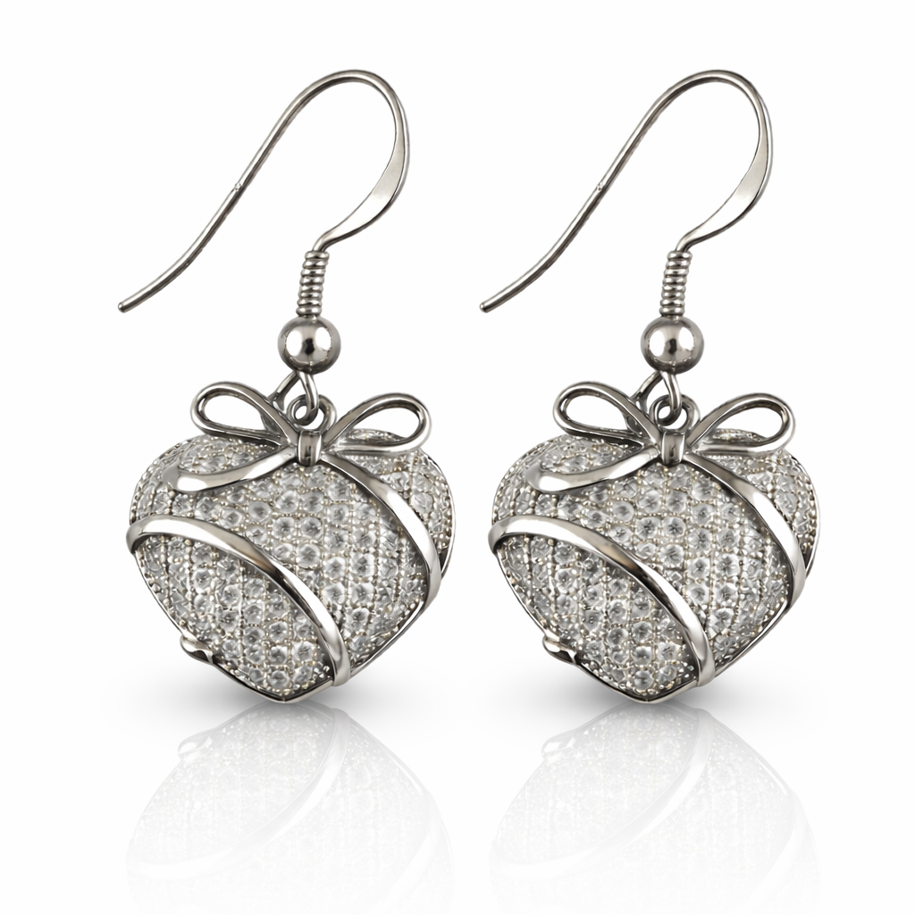 Cercei eleganti din argint 925 rodiat in forma de inima batuta in cristale CZ micropave, cu detaliu fundita, design italian.
