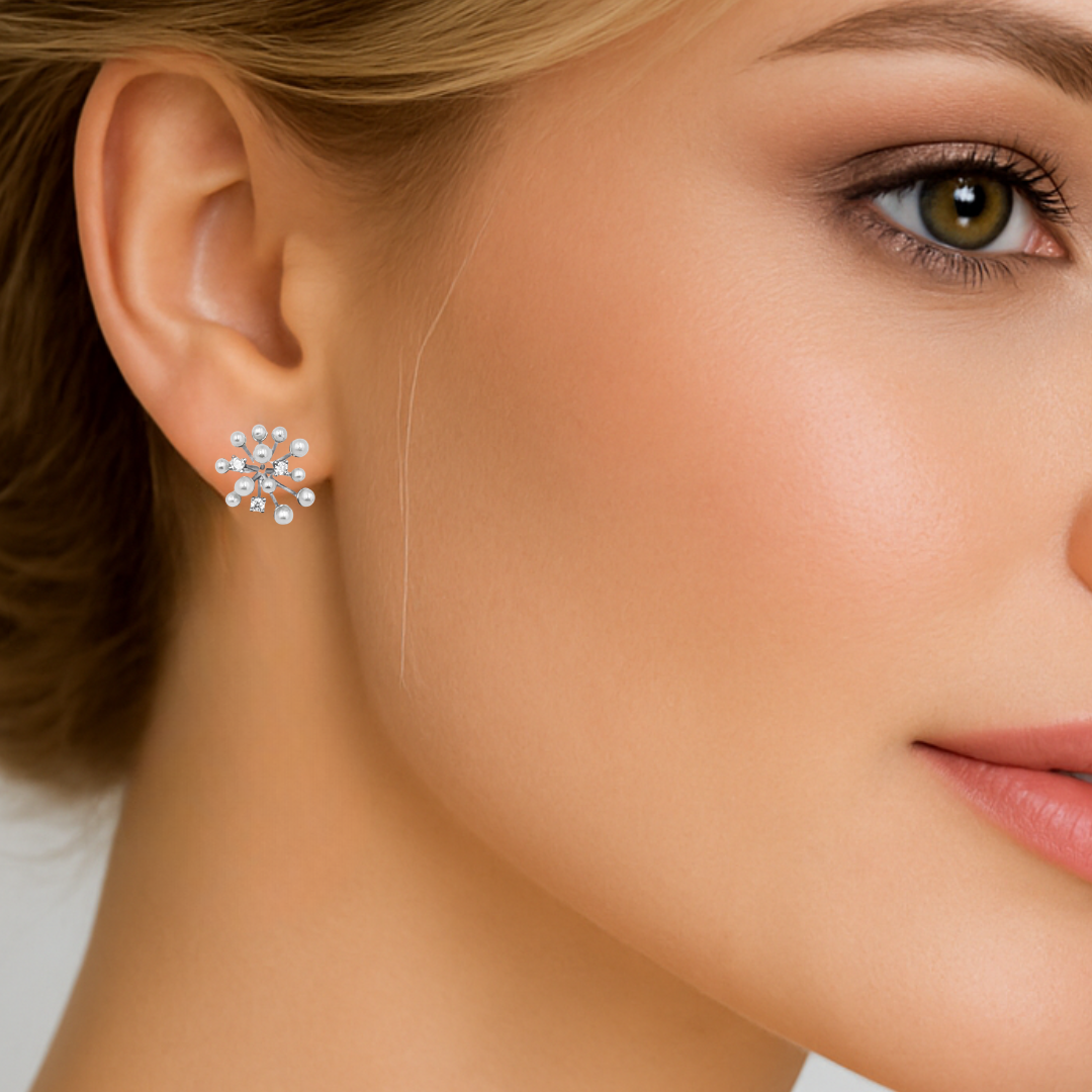  Model feminin purtand cercei de dama tip surub din argint cu finisaj rodiu argintiu, perle de cultura si diamante cz albe.