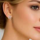  Model feminin purtand cercei de dama tip surub din argint cu finisaj rodiu argintiu, perle de cultura si diamante cz albe.