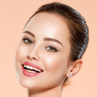 Cercei din argint 925 model Tiffany cu inima roz Cercei Lasardo Gioielli la urechea unui model feminin