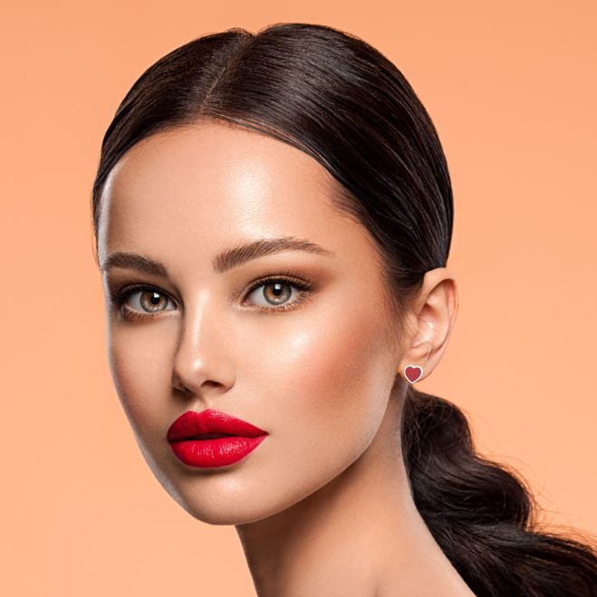 cercei din argint 925 rodiat cu inimi rosii model Tiffany la urechea unui model feminin