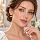 Cercei dama din argint 925 rodiat auriu fundita cu perla alba 6 mm si Diamante CZ claritate AAAAA la urechea unui model feminin elegant