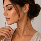 Model feminin purtand pe lobul urechii cerceii clasici de tip surub din argint cu perle naturale de cultura gri.