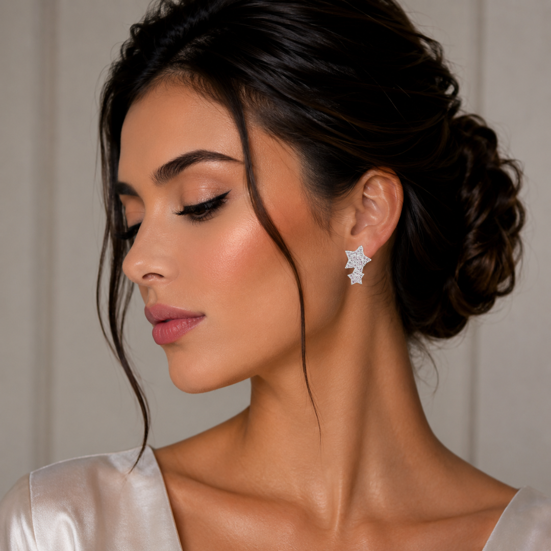  Model feminin purtand cerceii din argint cu stele duble si diamante cz albe, vizualizand stralucirea intensa si asezarea perfecta a bijuteriei pe lob