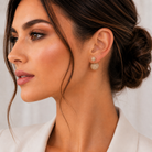 Detaliu de purtare cu cerceii premium double-ball din argint cu cristale swarovski champagne, evidentiind stralucirea calda si asezarea eleganta