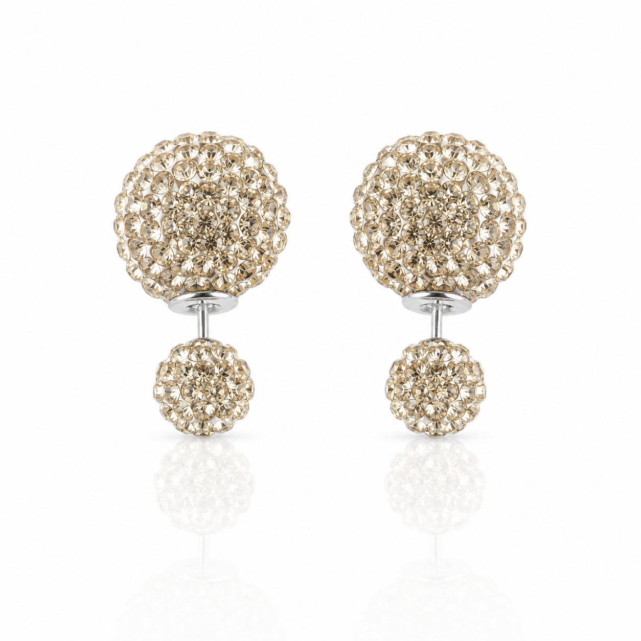 Cercei de dama din argint cu cristale swarovski nuanta champagne si design asimetric cu doua sfere stralucitoare pe fundal alb curat