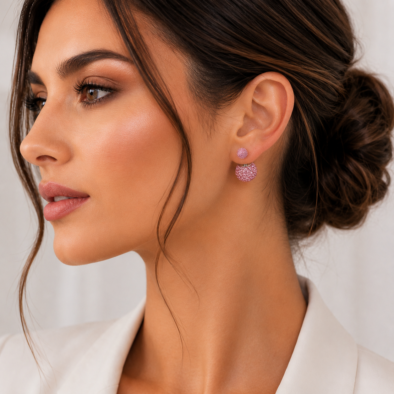 Detaliu de purtare cu cerceii premium double-ball din argint cu cristale swarovski roz, evidentiind stralucirea diafana si asezarea eleganta