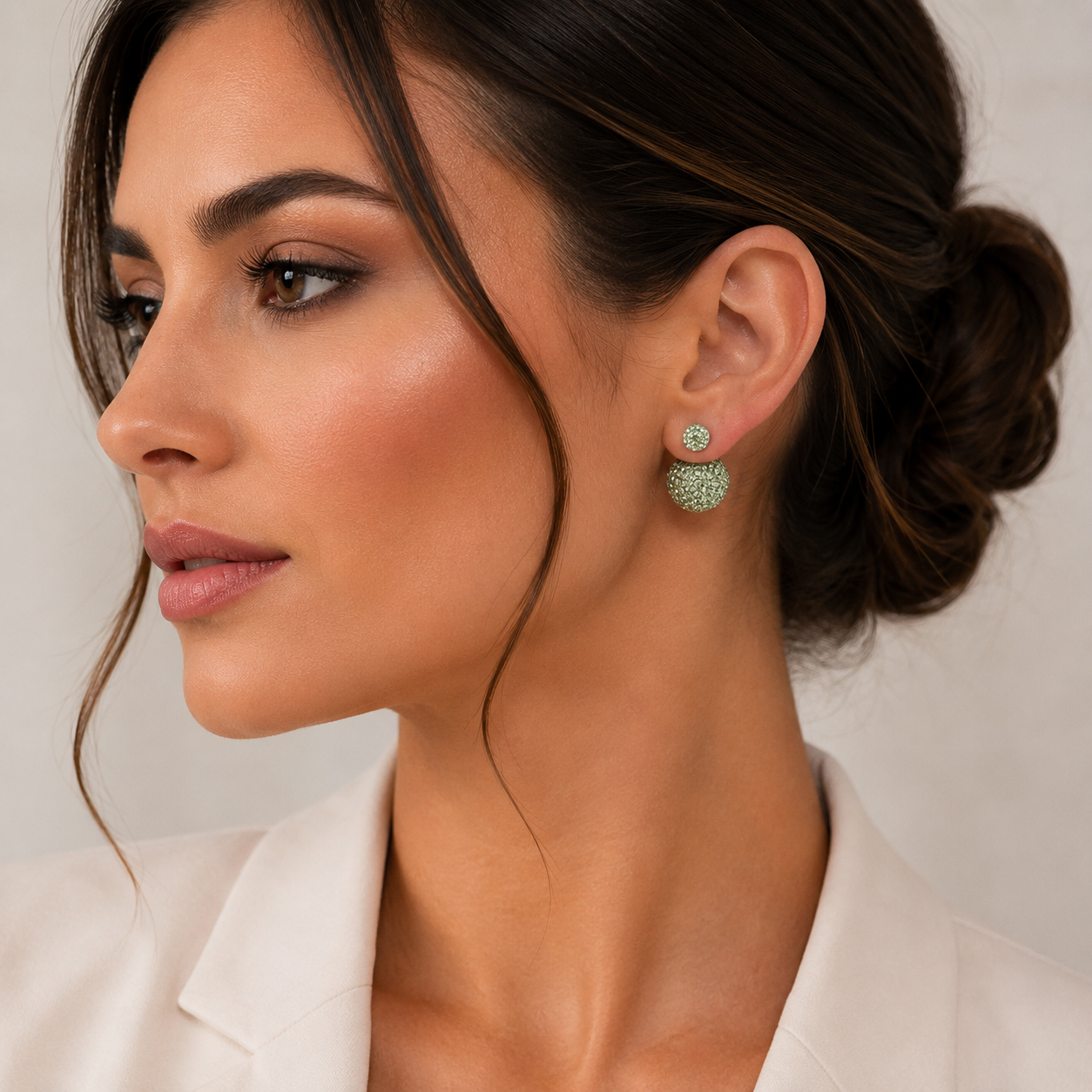 Detaliu de purtare cu cerceii premium double-ball din argint cu cristale swarovski verde oliv, evidentiind stralucirea naturala si asezarea eleganta