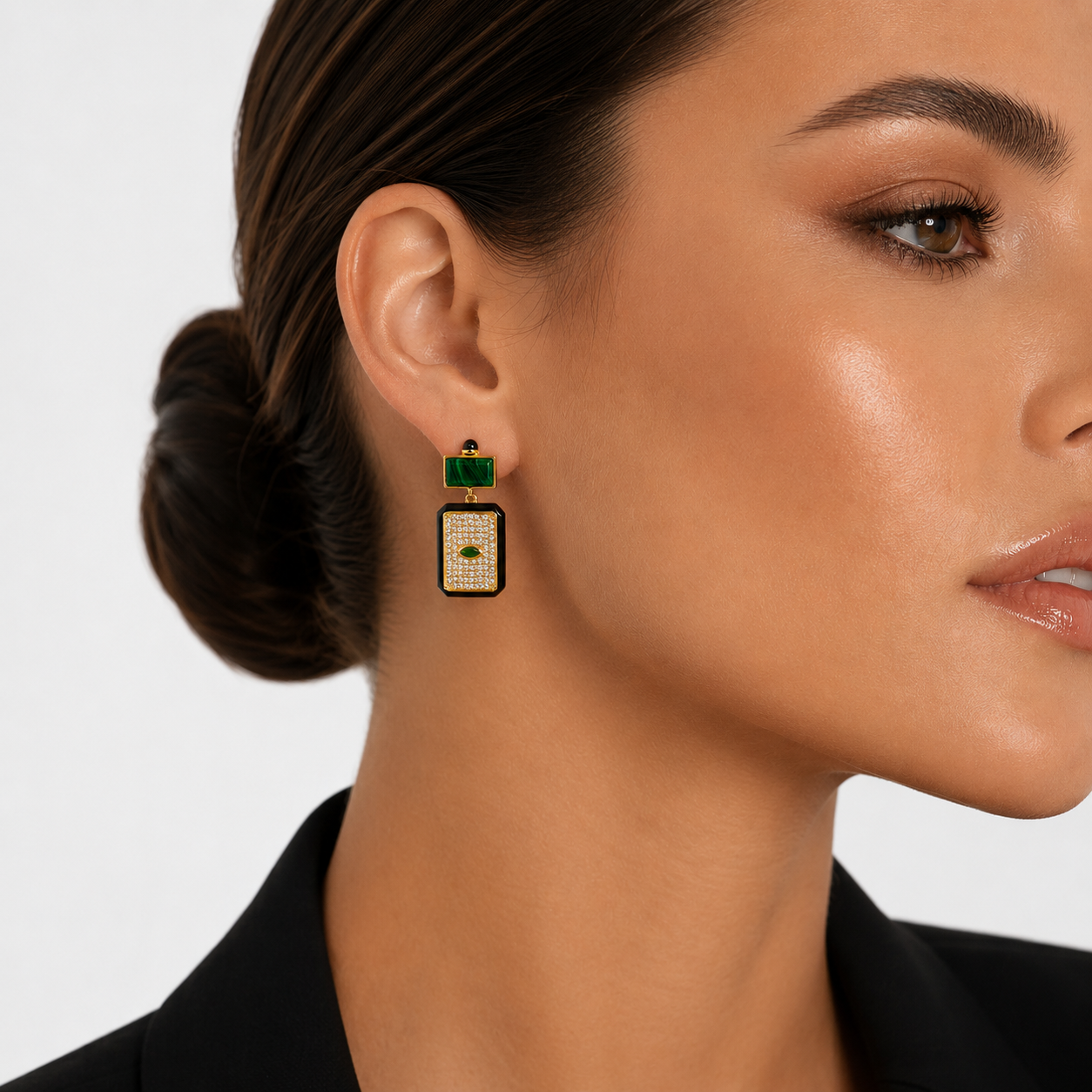 Cercei "Emerald Guardian" din Argint Rodiat Auriu cu Malachite, Smarald si Diamante CZ, Email Negru Cercei la urechea unui model feminin elegant