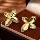 cercei din argint 925 rodiat auriu in forma de floare cu diamante cz pe marginea petalelor in cutie