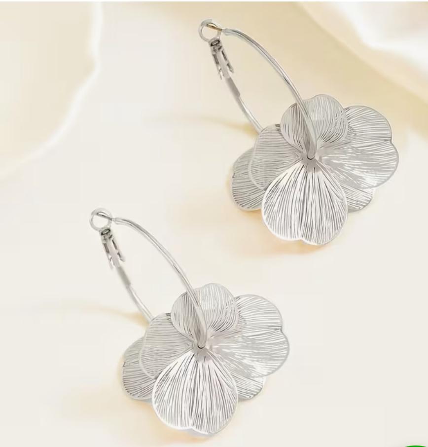 cerceii mari de tip tortita cu floare argintie
