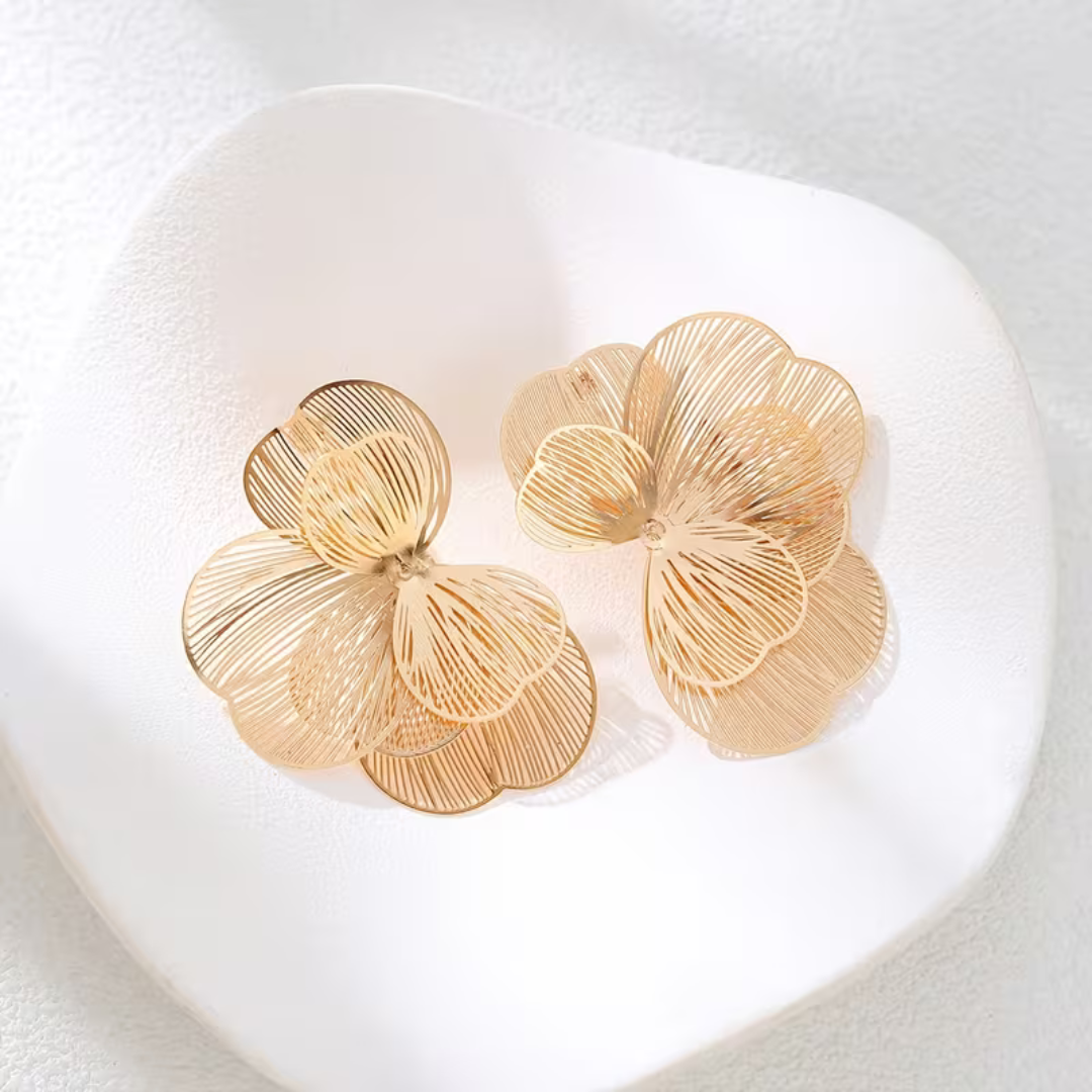 cercei aurii floare vedere de ansamblu