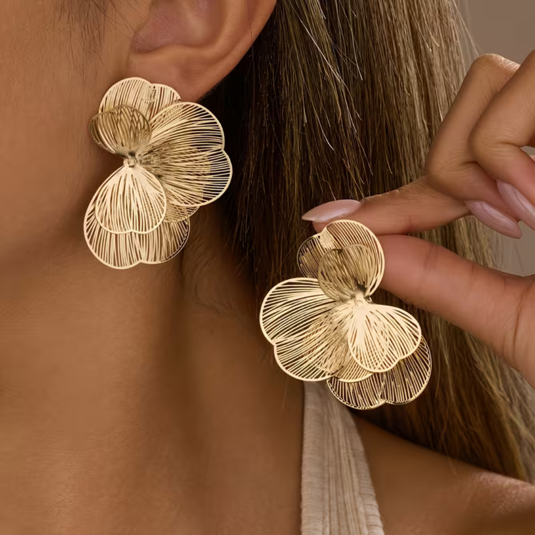 cercei aurii floare la ureche