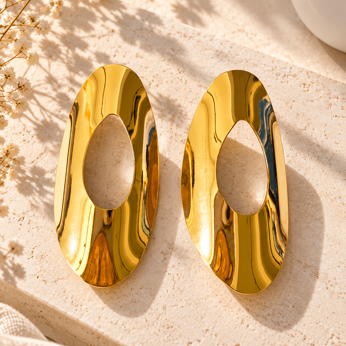 Cercei dama aurii statement din metal placat hipoalergenic, model oval decupat 7.6 cm poza social media