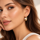 Cercei dama din otel inoxidabil 316L hipoalergenic auriu cu perla de cultura detasabilan la urechea unui model feminin elegant vedere laterala