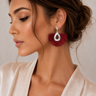 Model feminin purtand cercei fashion drop din otel inoxidabil 316l placati cu rodiu argintiu si franjuri rosu bordeaux tip evantai.