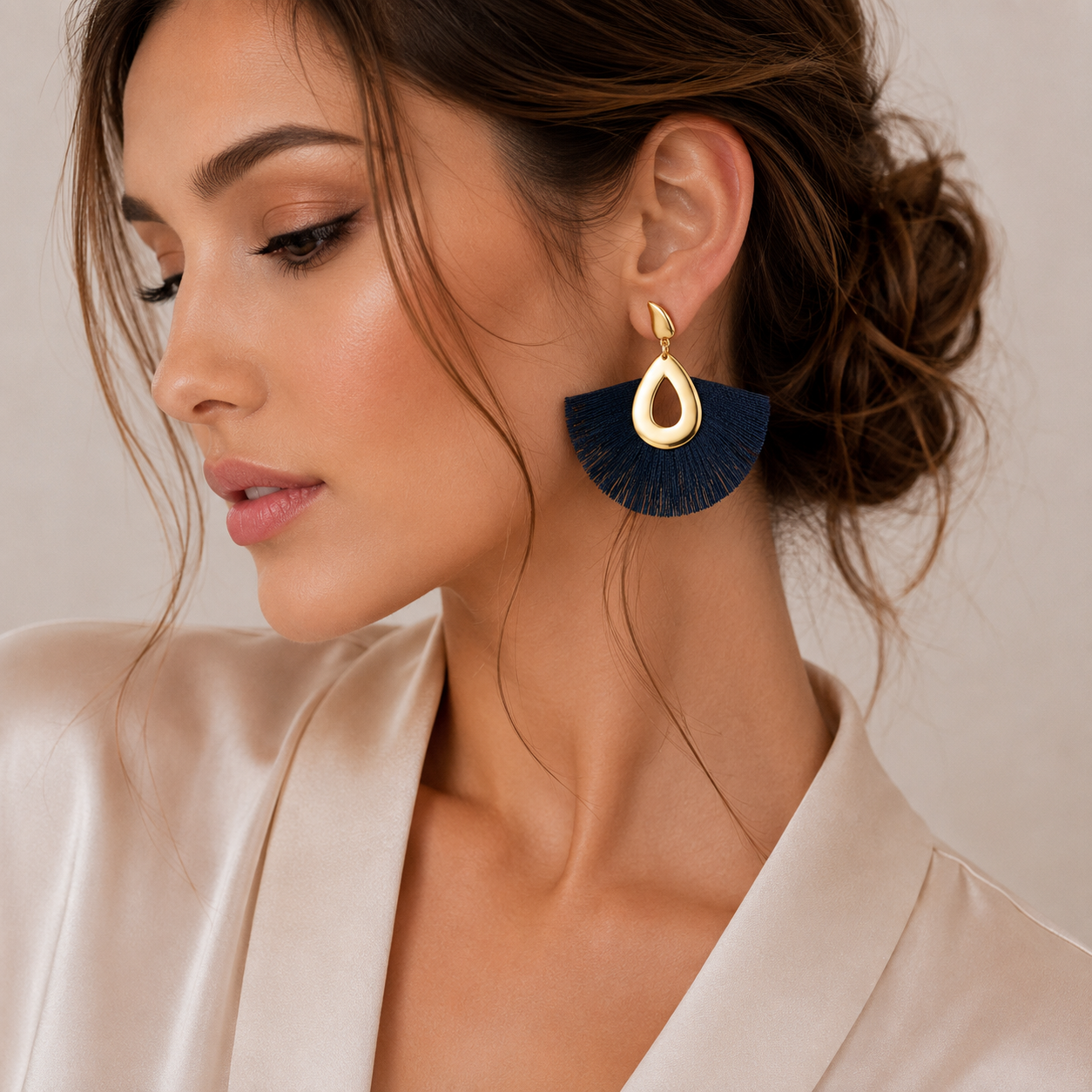 Model feminin purtand cercei fashion drop din otel inoxidabil 316l placati cu rodiu auriu si franjuri albastru marin tip evantai.