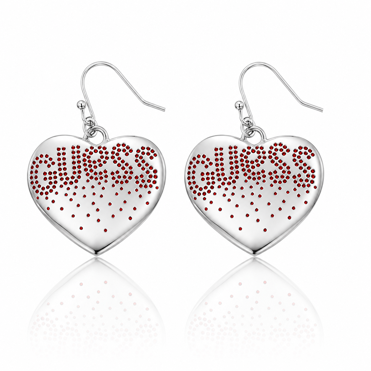 Pereche de cercei Guess de dama tip inima de aproximativ 30 mm din otel inoxidabil argintiu lucios cu logo-ul Guess format din puncte rosii.