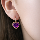 Cercei cu ametist mov in forma de inima purtati pe ureche, design delicat si feminin